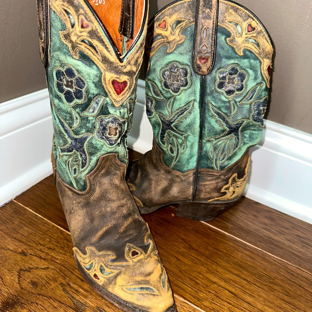 Dan Post women’s cowboy boots. Amazing quality, great condition.